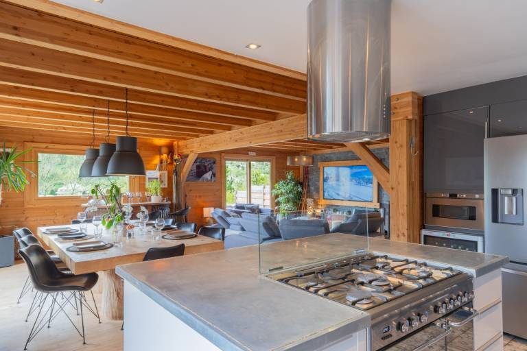 Chalet with barbeque, yard & patio | Mountain view — photo 3