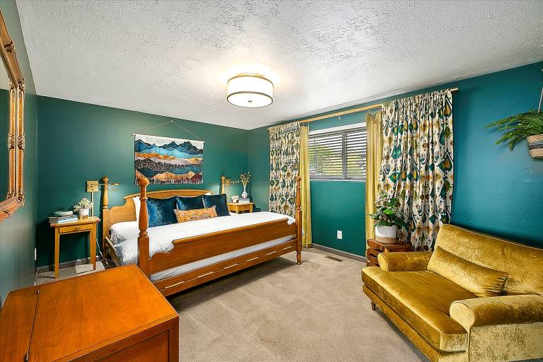 HabitueHomes - The East End Retreat – King Bed, EV Charger, Natural Spring Pool! — photo 4