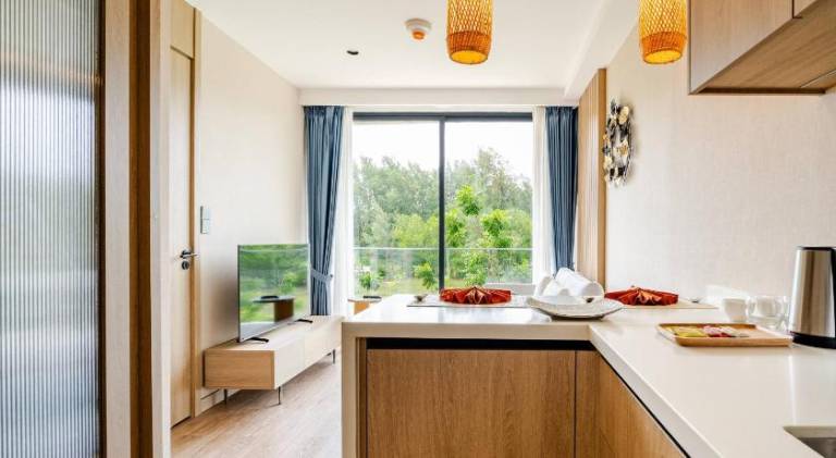 Pleasant serviced apartment with yard & pool | Next to the beach | Pets allowed — photo 4
