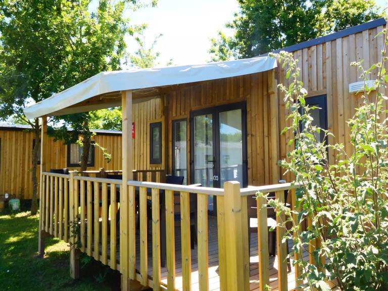 Mobile home with terrace, yard & heated pool — photo 4