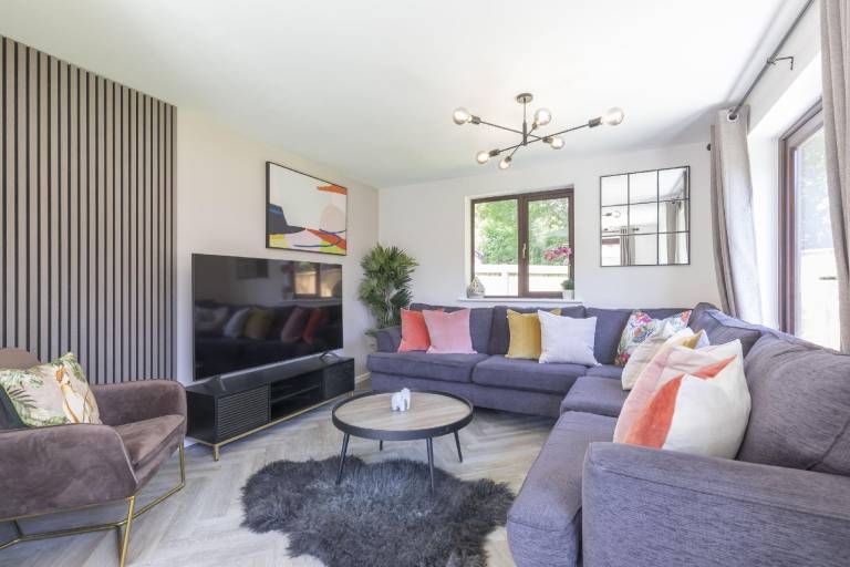 Stunning Five Bed Detached Home with Hot Tub in Cheltenham