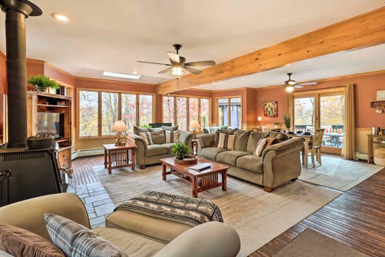 Outdoor Theater, Deck & Fire Pit: Poconos Retreat — photo 4