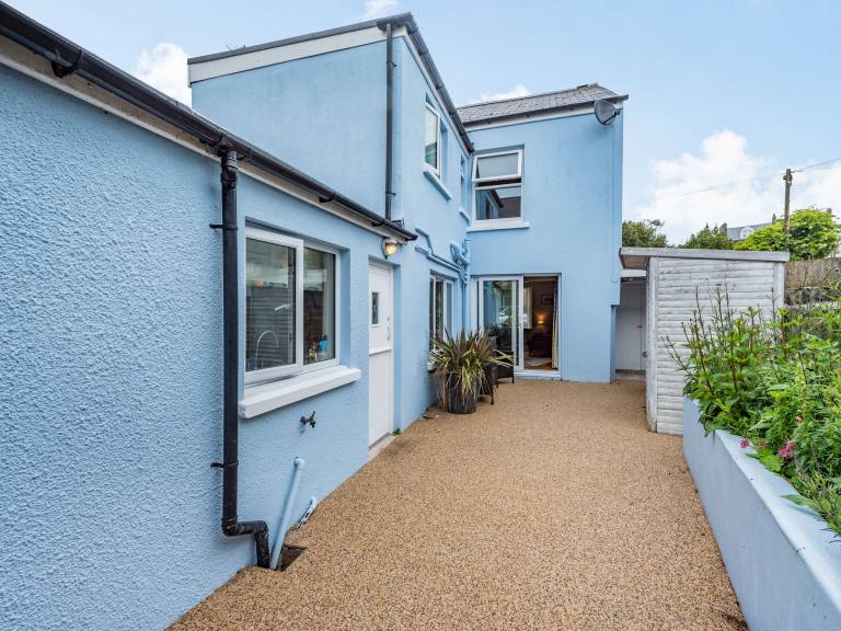 Child-friendly cottage with yard & sauna | Beach nearby | Dogs allowed in Tenby