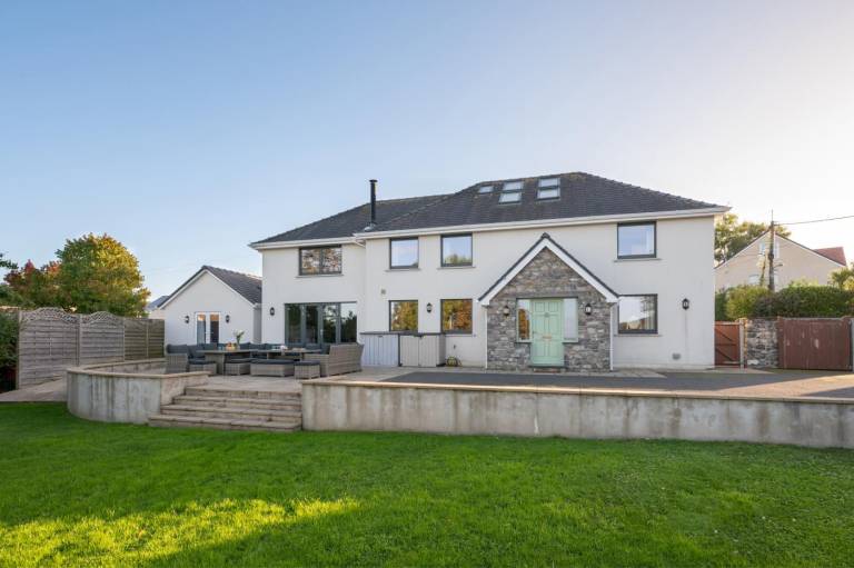 Cottage with yard in Swansea