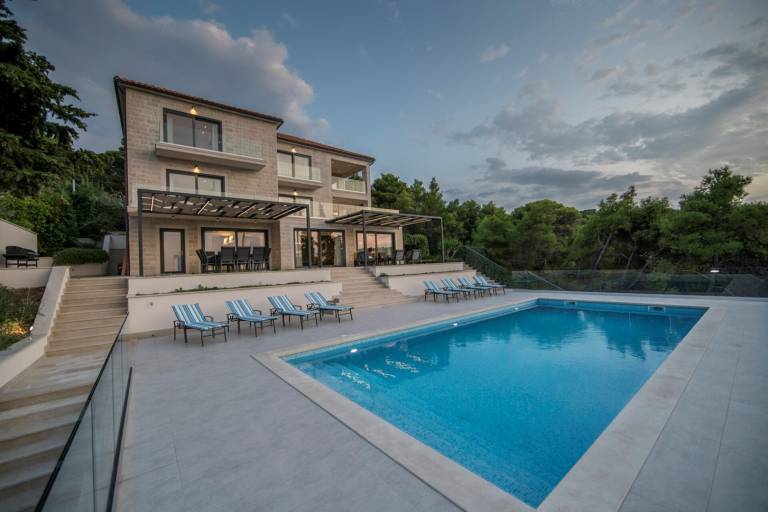 Villa with garden, pool & patio in Supetar