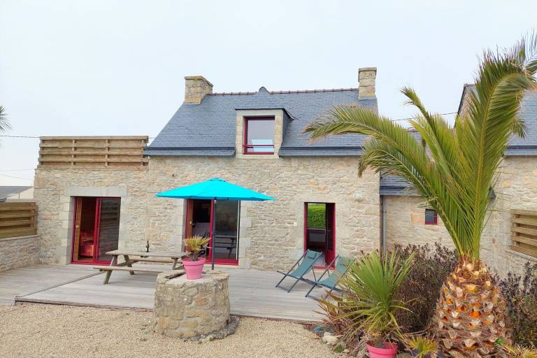 Vacation home with patio, yard & BBQ | Sea view — photo 3