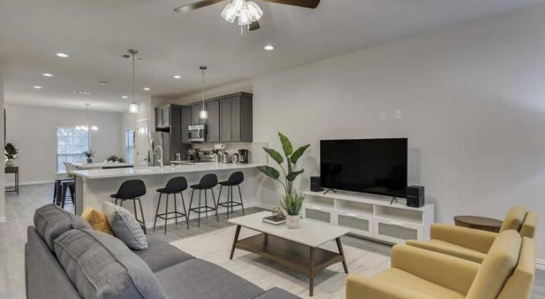 Fully equipped vacation home with yard | Pets are welcome in Dallas, TX