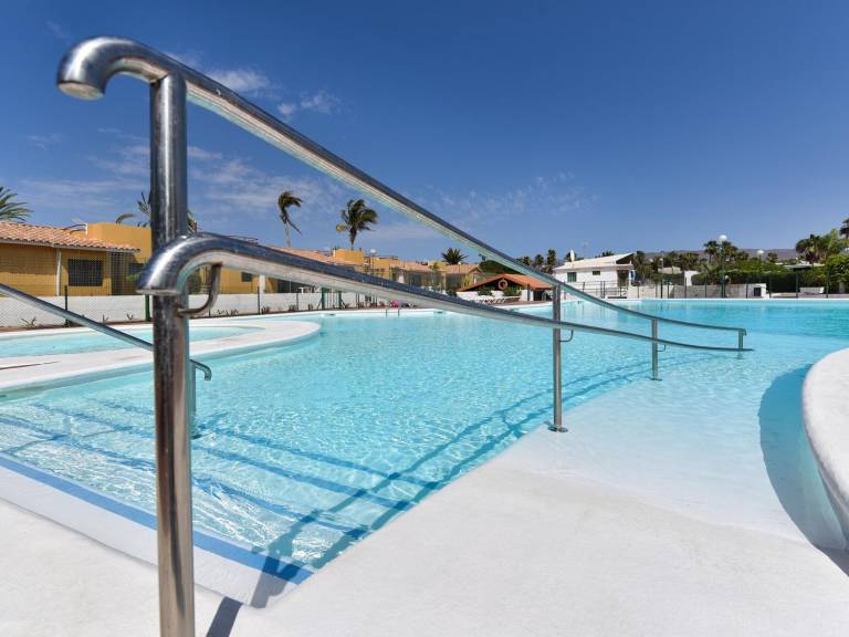 Vacation home with grill, pool & patio — photo 4