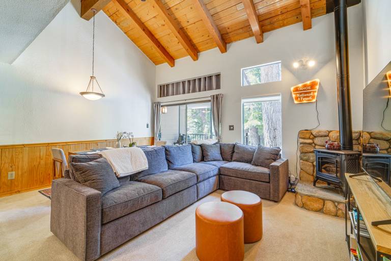 Steps to Lake: Scenic Carnelian Bay Retreat — photo 4