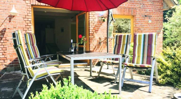 Apartment with BBQ, terrace & yard — photo 4