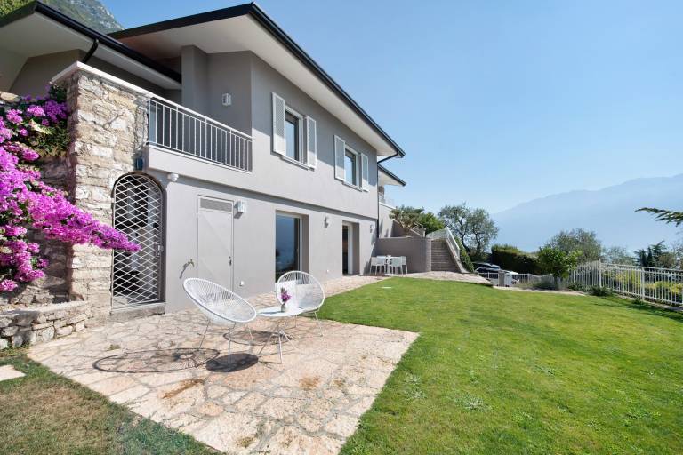 Pet-Friendly Apartment Villa Gargnano with Lake View & Garden in Gargnano