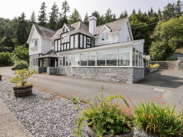 Cottage with jacuzzi & yard — photo 4
