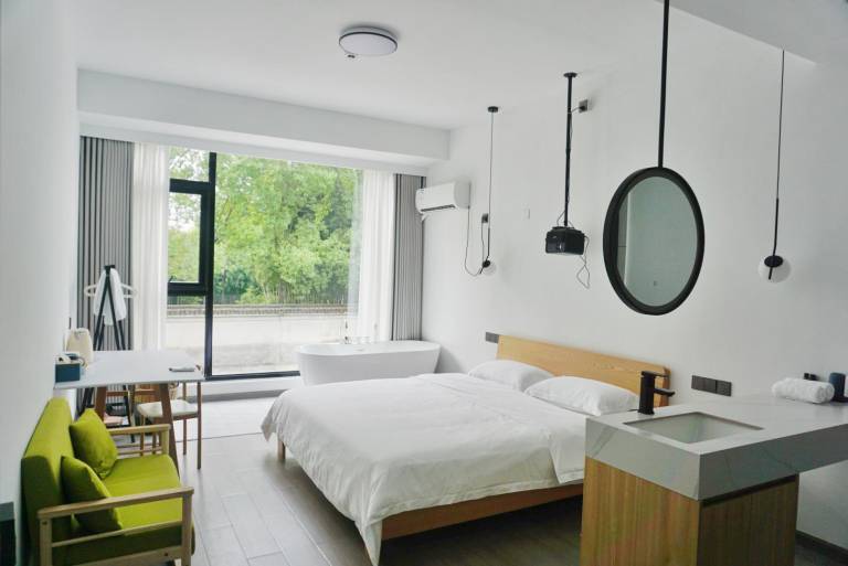 Apartment with hot tub & yard — photo 2