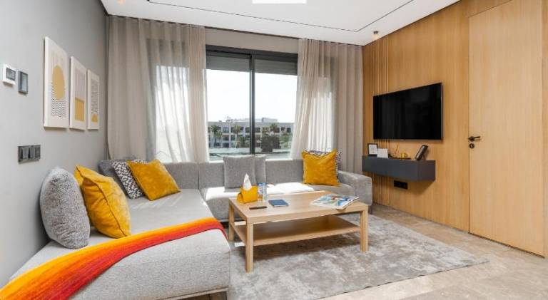 Serviced apartment with terrace & yard — photo 2