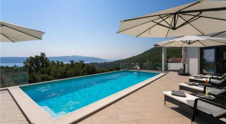 Vacation home with pool & jacuzzi | Pets are welcome in Moscenicka Draga