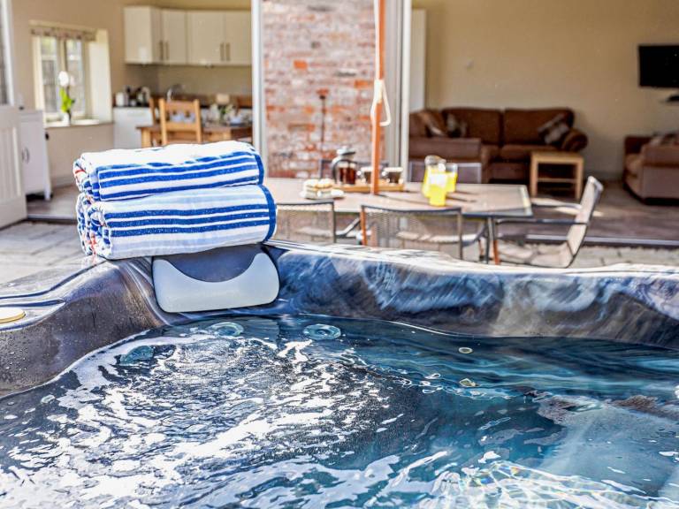 Fully equipped beautiful cottage with yard & jacuzzi | Pet-friendly — photo 2