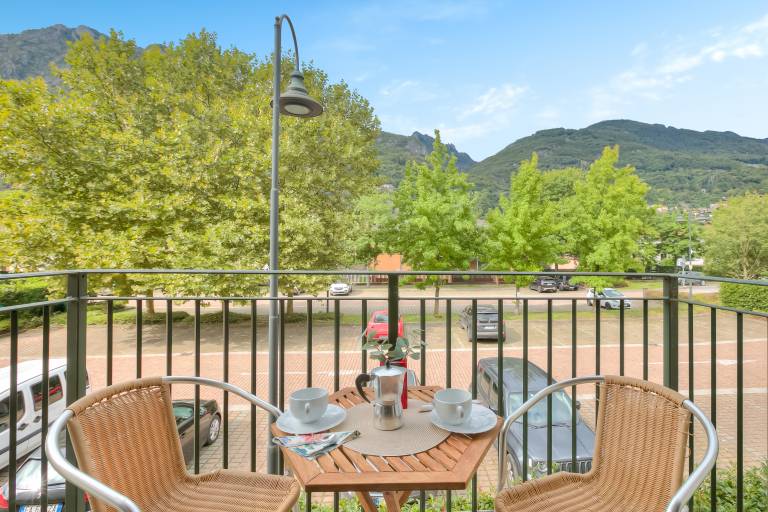 Holiday apartment with yard | Mountain view in Porlezza