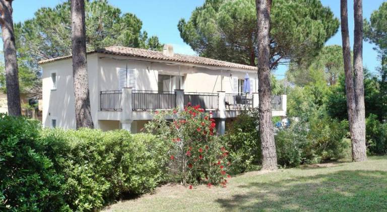Holiday apartment with hot tub, patio & pool in Cogolin