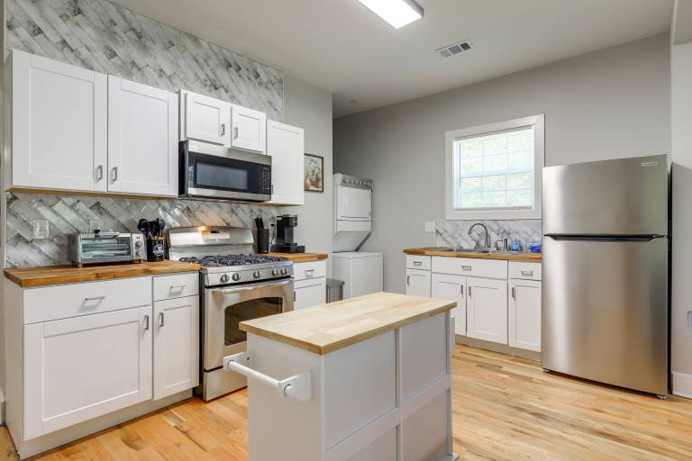 9 Mi to Dtwn ATL: Pet-Friendly Apt w/ Yard — photo 2