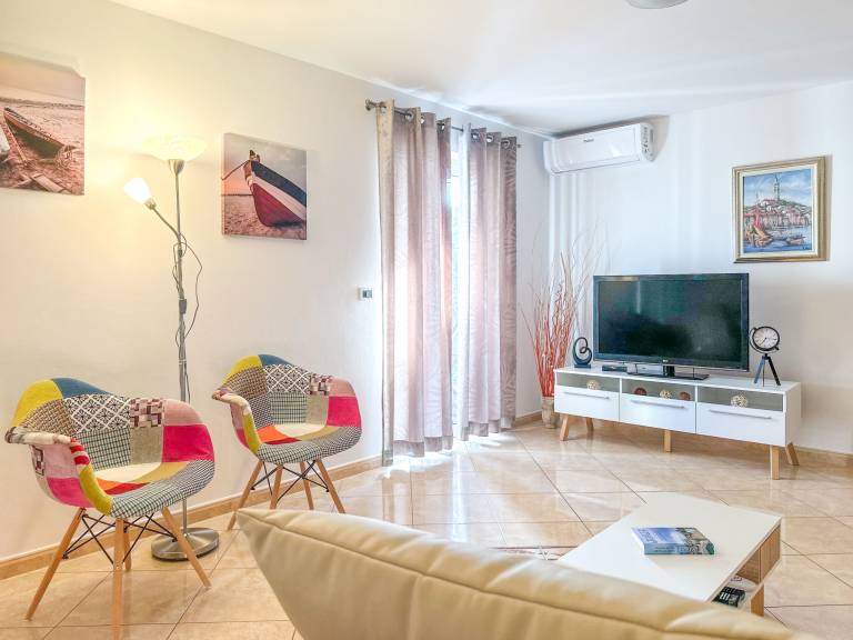 Fully equipped nice apartment with yard, grill & pool | Pet-friendly — photo 4