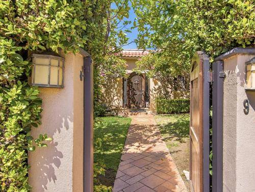 Bed and breakfast  Hollywood