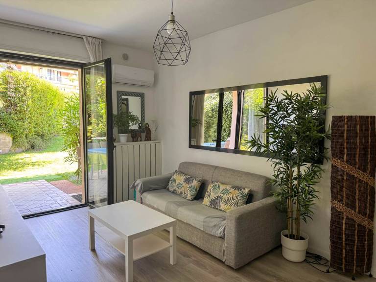 Child-friendly charming holiday apartment with barbecue, pool & patio | Pool view | Close to the beach | Pets allowed — photo 4