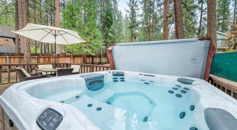 Nunu's Cabin - Beautiful cabin, close to ski resorts and town, Hot Tub and Board Games! in Big Bear Lake, CA