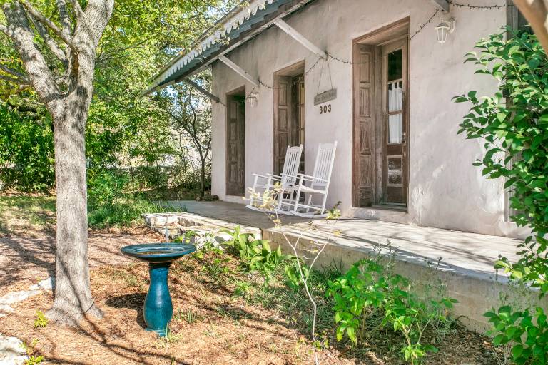 Adams Travis Historic 1890 home 1BR/1BA Walk to Main Hot Tub in Fredericksburg, TX