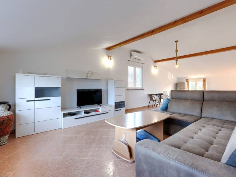 Fully equipped vacation home with private pool, yard & terrace | Pets allowed — photo 3