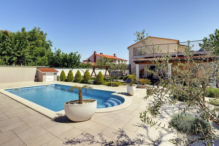 Luxury villa with private pool near sandy beach — photo 2