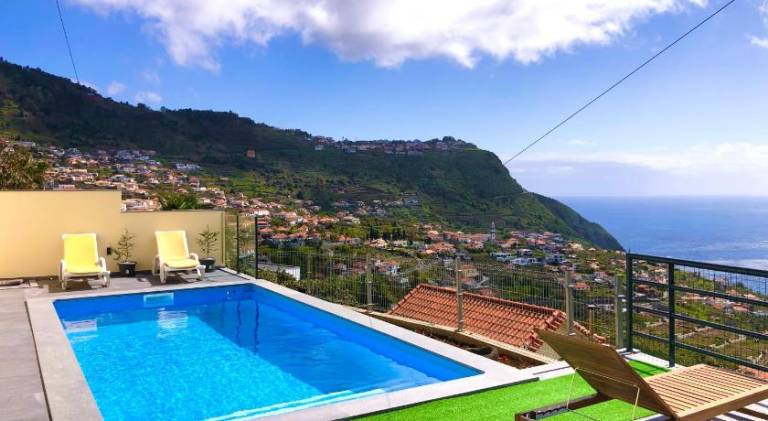 Fully equipped wonderful vacation home with BBQ, terrace & private pool | Pets allowed in Calheta