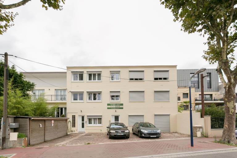 Apartment with yard — photo 3