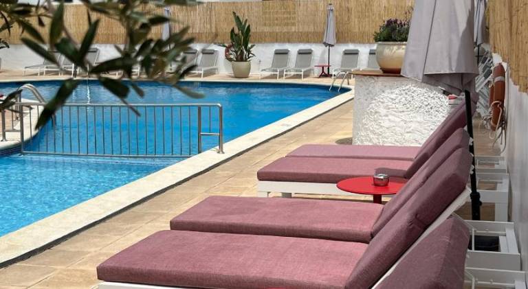 Apartment with pool & patio — photo 4