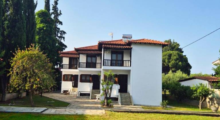 Villa with terrace, yard & grill — photo 5