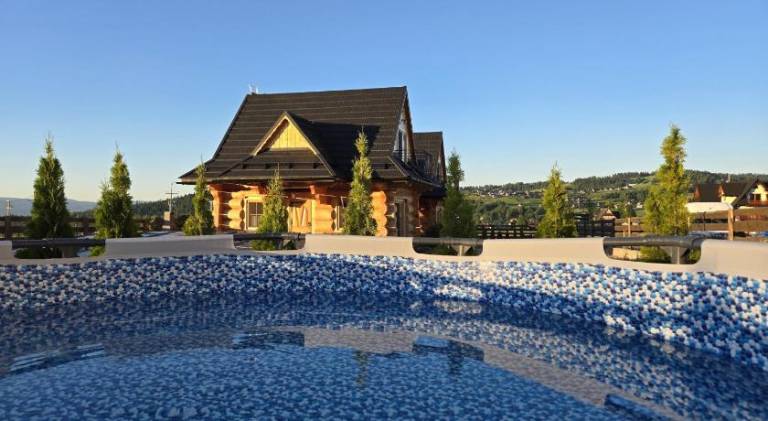 Pleasant vacation home with hot tub, yard & patio | Ski nearby | Pets allowed in Bukowina Tatrzanska