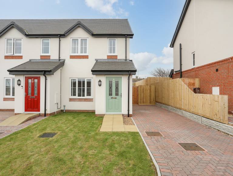 Cottage with yard in Holyhead