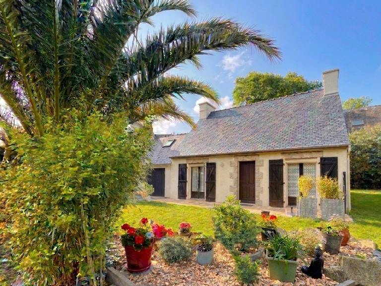 Cozy Home with Enclosed Garden, Near Beach and Town, Pet-Friendly in Perros-Guirec