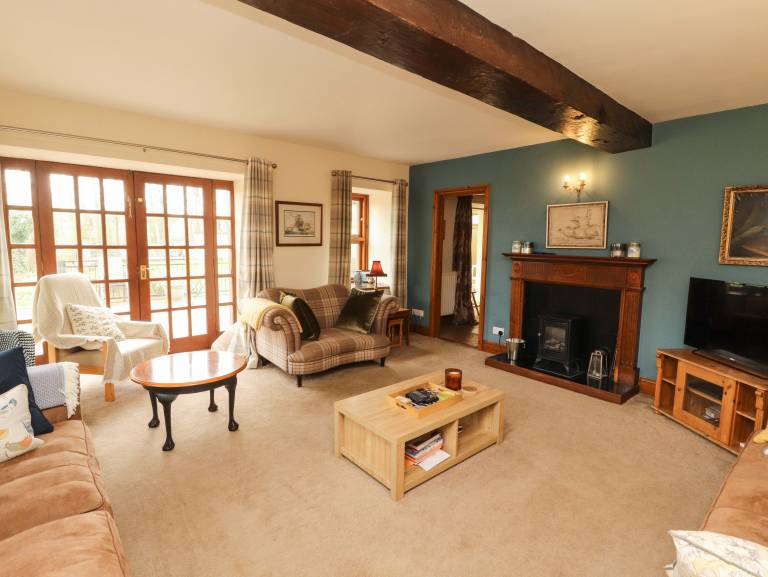 Cottage with patio & yard — photo 2