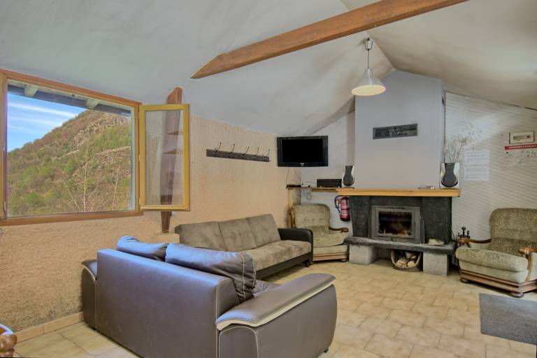 Charming vacation home with garden, grill & patio | Mountain view | Pet-friendly — photo 2
