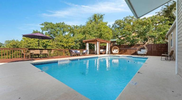 House with pool — photo 5
