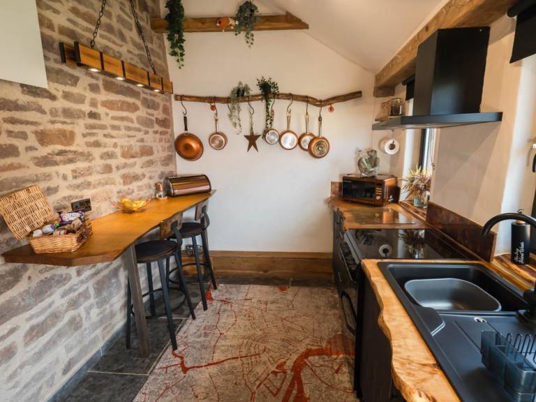 Cottage with barbeque, yard & patio | Water view — photo 5