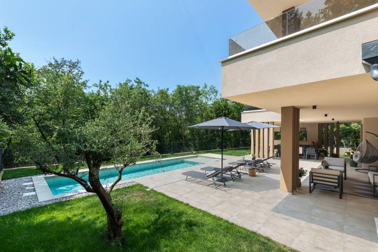 Villa with BBQ & heated pool in Umag