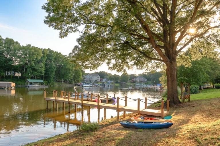 Vacation home with garden, fast internet & BBQ | Lake view in Mooresville, NC