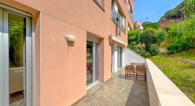 Rental apartment with yard, pool & terrace — photo 3