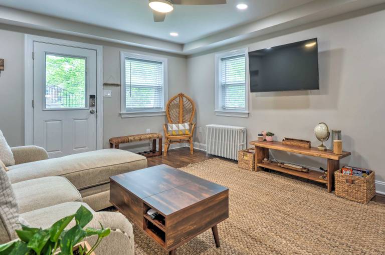 Takoma Park Apt w Wood Fire Pit 8 Mi to DC
