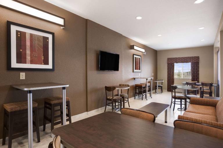 Microtel Inn & Suites by Wyndham Cotulla — photo 2