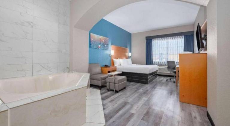 La Quinta Inn & Suites by Wyndham Alvarado — photo 2
