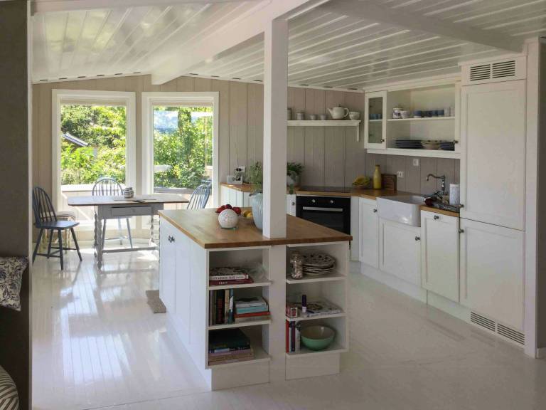 Vacation home with terrace & barbeque | Water view — photo 3