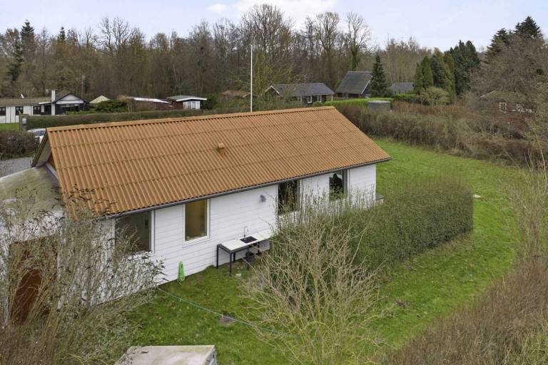 House with yard — photo 2