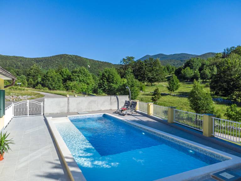 Vacation home with barbeque, terrace & private pool — photo 2